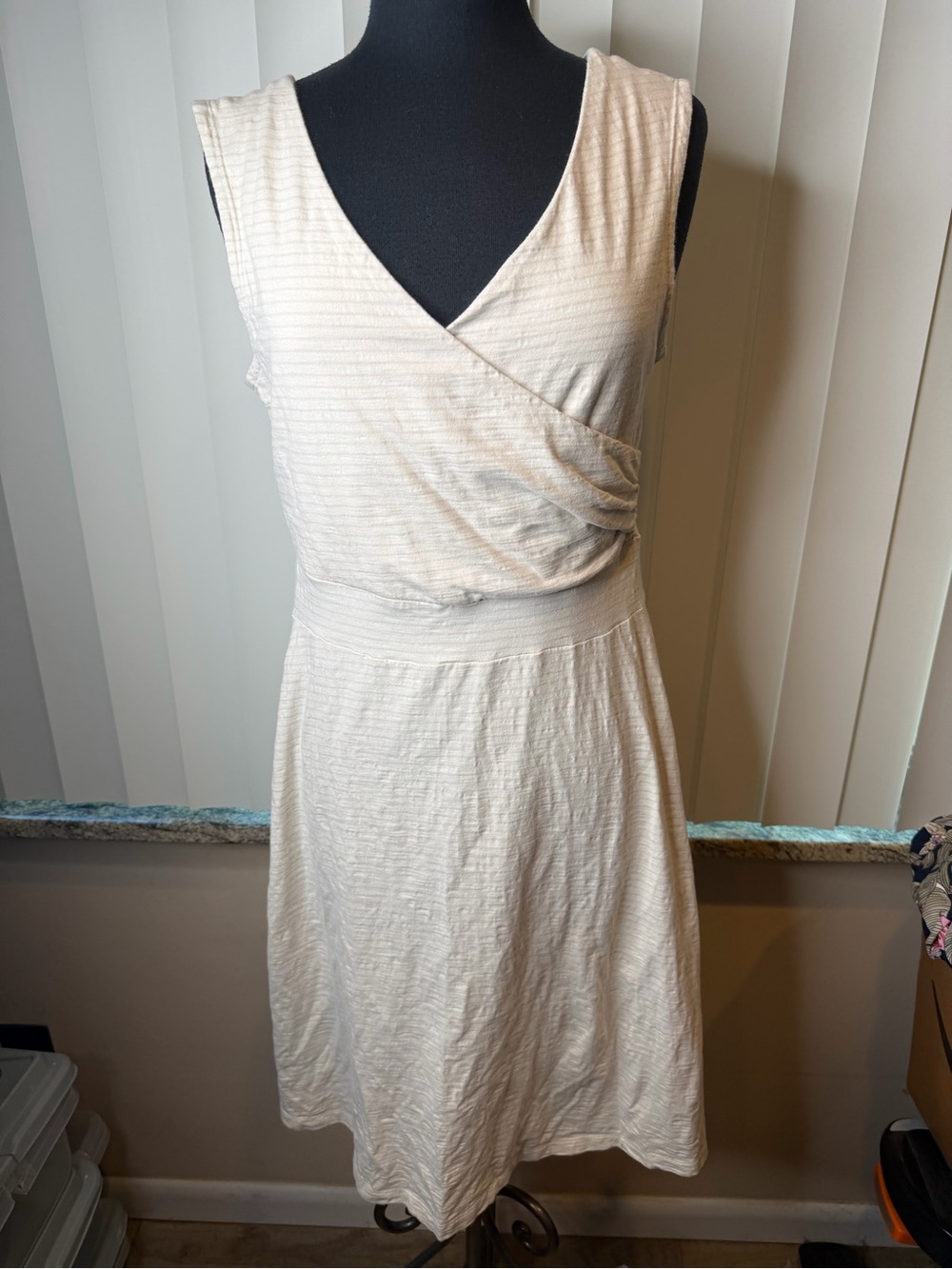 Patagonia Porch Song dress featuring a V-neckline faux-wrap bodice Size Large